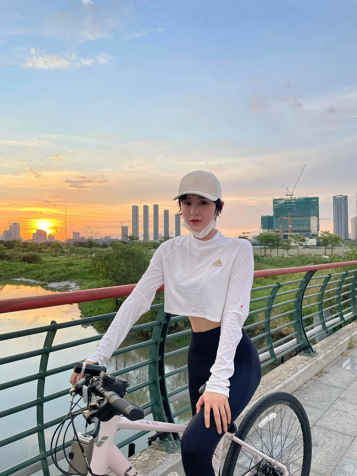 Hiền Hồ khoe eo con kiến khi đạp xe thể dục.