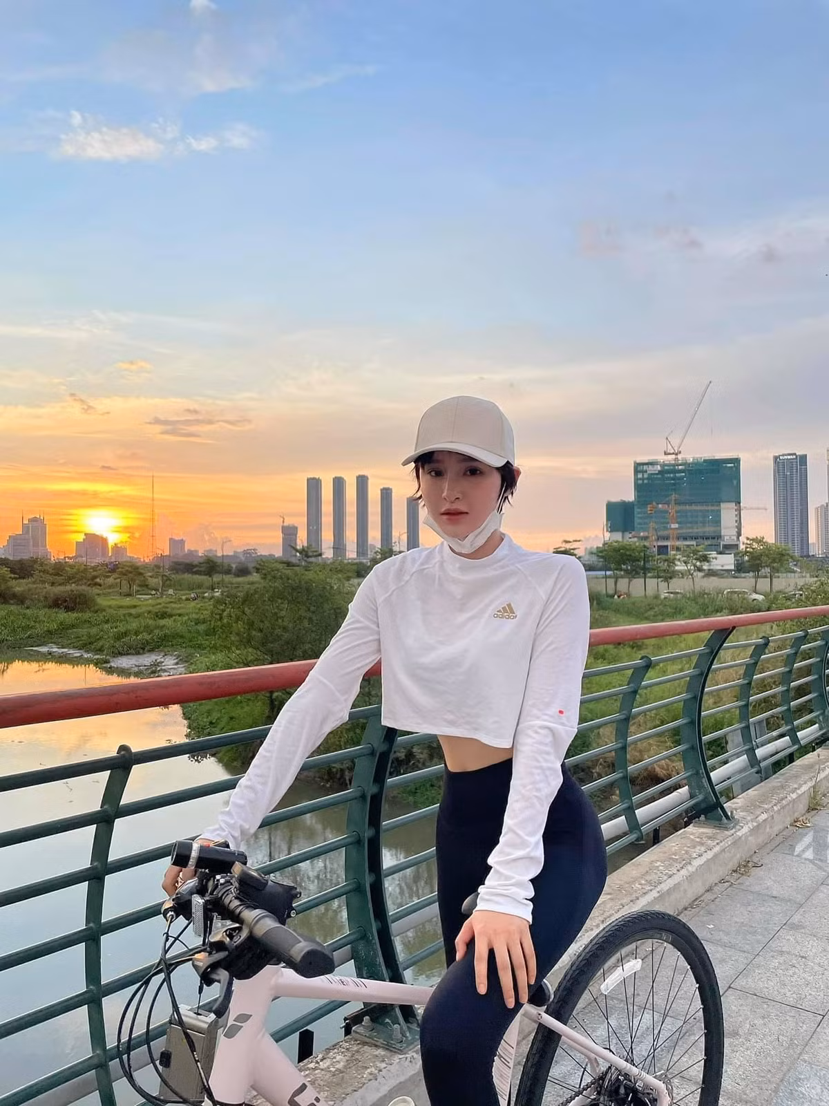 Hiền Hồ khoe eo con kiến khi đạp xe thể dục.