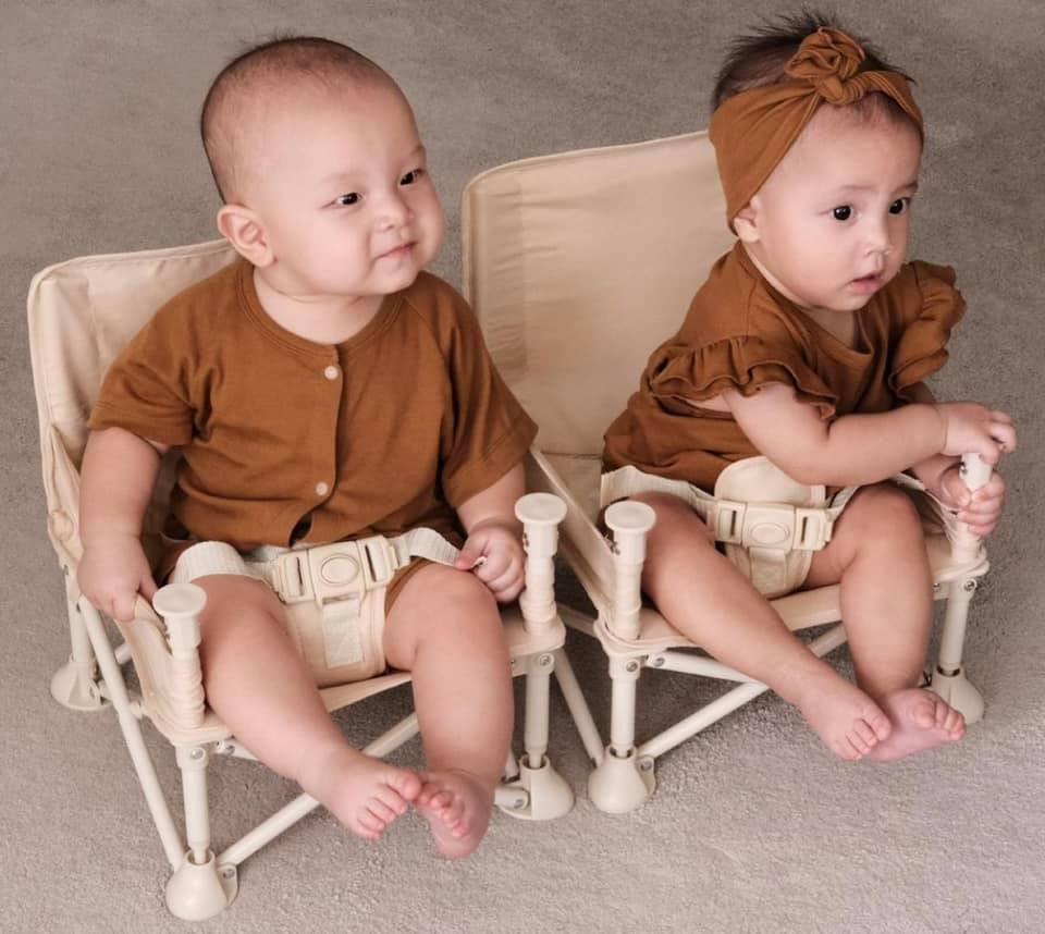 Hồ Ngọc Hà lại đăng ảnh hai bé song sinh với biểu cảm hài hước của bé Leon.