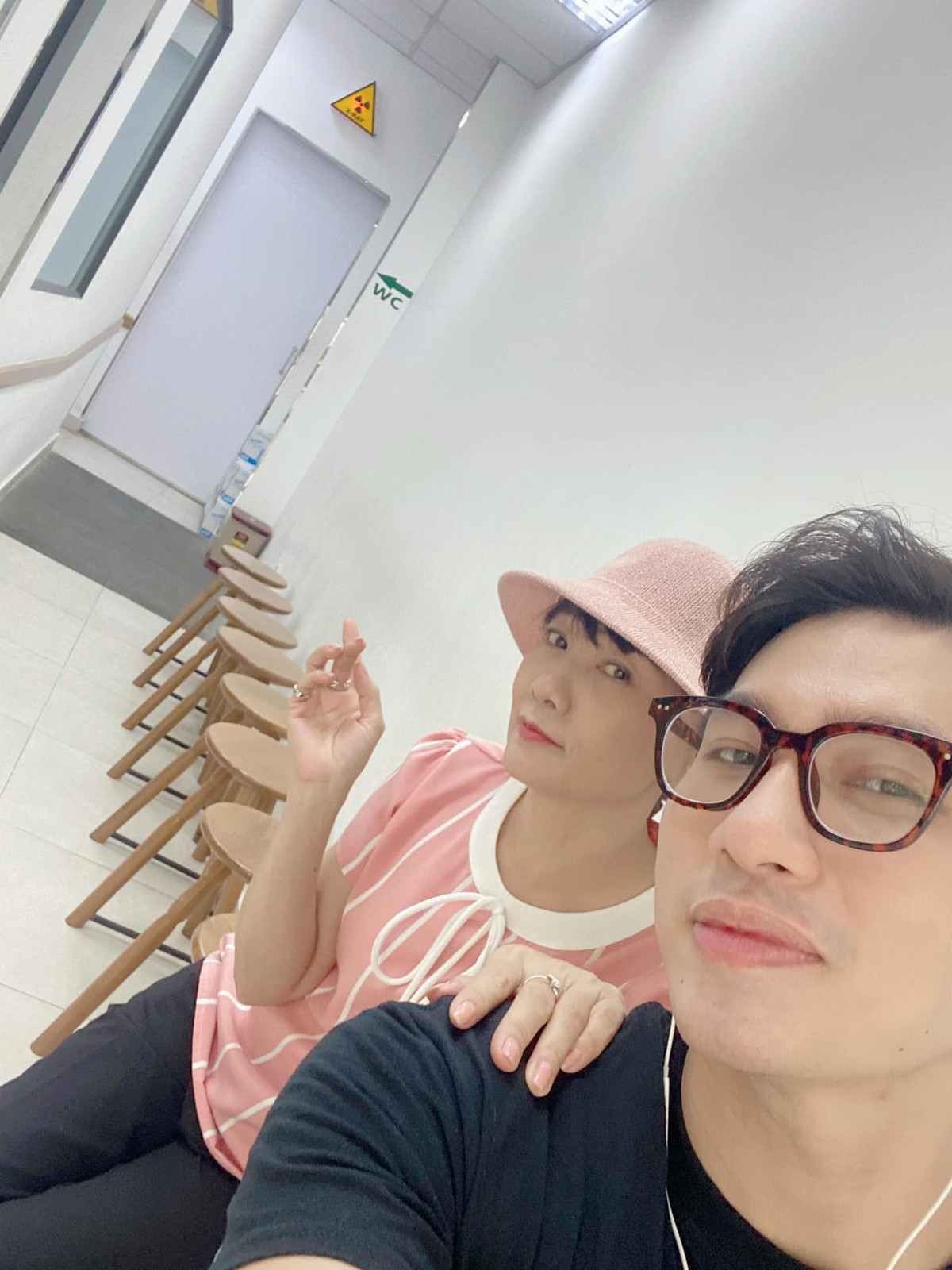 Trong ngày sinh nhật, NSƯT Mỹ Uyên nhớ người mẫu Đức Long đã ân cần đưa đón chị đi kiểm tra sức khỏe và tự tay chọn mua quà tặng mình. "Còn nhiều vai đáng yêu của em trên sân khấu nữa đó bé", chị viết.