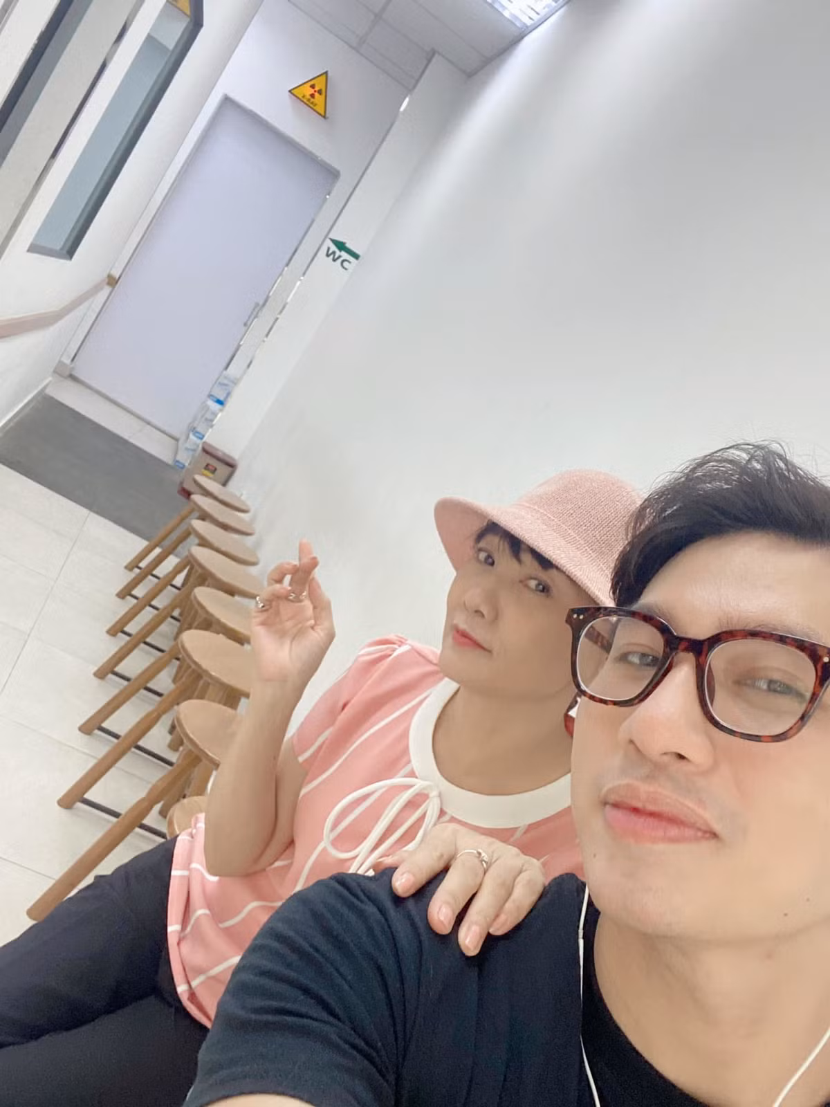 Trong ngày sinh nhật, NSƯT Mỹ Uyên nhớ người mẫu Đức Long đã ân cần đưa đón chị đi kiểm tra sức khỏe và tự tay chọn mua quà tặng mình. "Còn nhiều vai đáng yêu của em trên sân khấu nữa đó bé", chị viết.