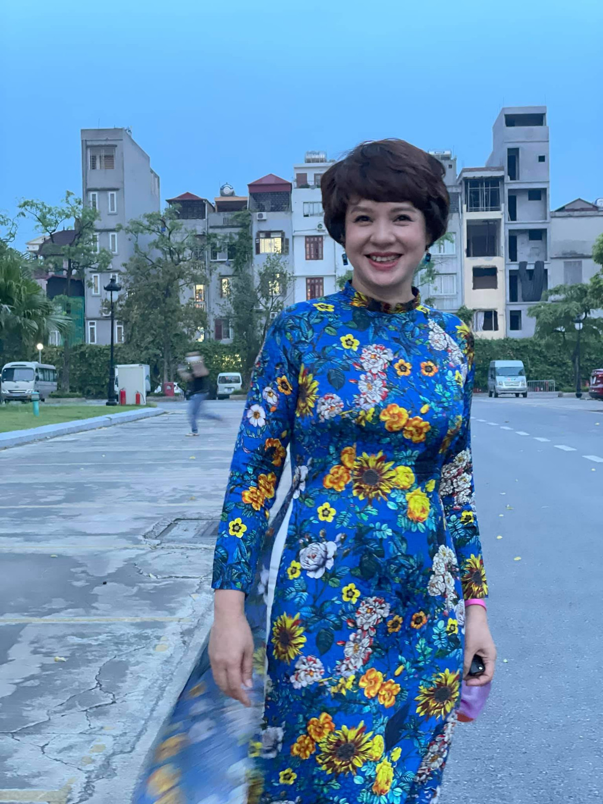 Sao Việt hôm nay 4/7: Trong chiếc áo dài xanh in họa tiết hoa, MC Diễm Quỳnh trẻ trung, rạng rỡ ở tuổi U50. BTV Quang Minh bình luận: "Ôi, xanh mướt luôn ạ!".