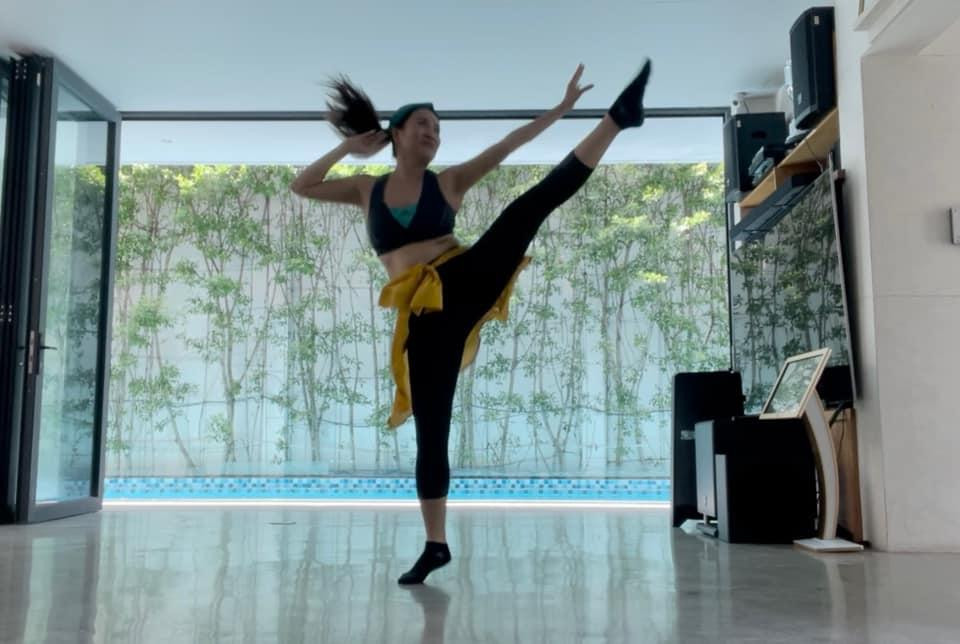 Trên trang cá nhân, Anh Thơ thường xuyên chia sẻ hình ảnh tập thể dục với những bài tập đa dạng để giữ gìn sức khỏe cũng như hoàn thiện vóc dáng.