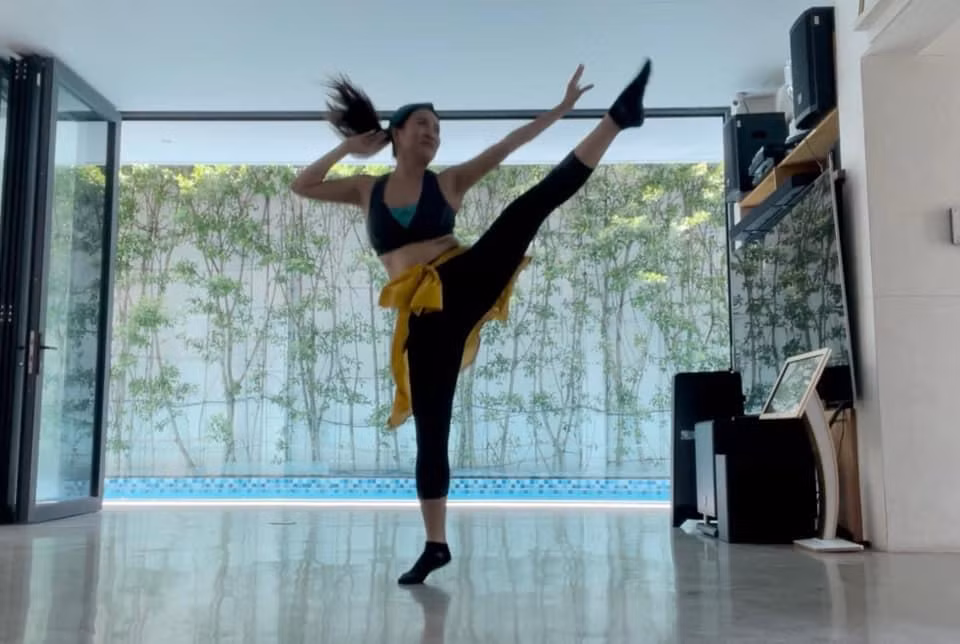 Trên trang cá nhân, Anh Thơ thường xuyên chia sẻ hình ảnh tập thể dục với những bài tập đa dạng để giữ gìn sức khỏe cũng như hoàn thiện vóc dáng.