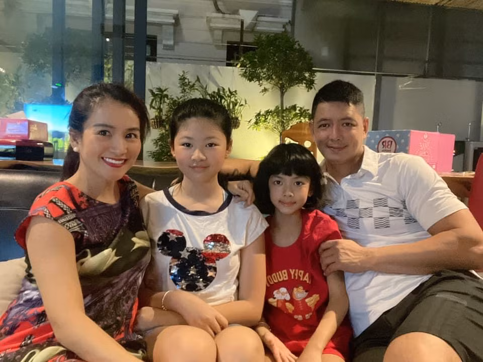 Tuy nhiên, cặp đôi vượt qua tất cả dị nghị bằng cách ứng xử khôn khéo cùng cuộc hôn nhân hạnh phúc. Họ có 2 con gái xinh xắn sau 13 năm chung sống.