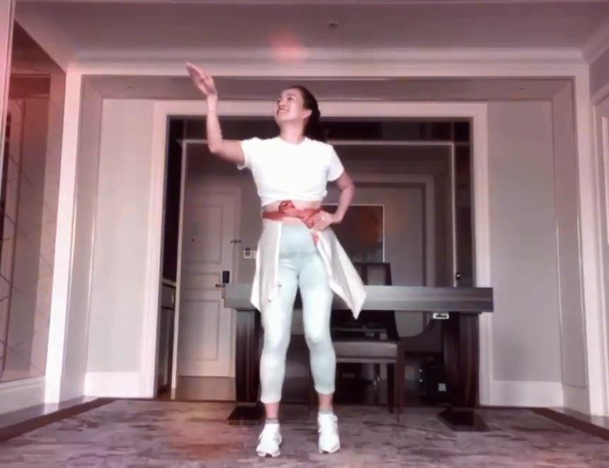 Nữ doanh nhân trông nhí nhảnh như teen girl với những vũ đạo dễ thương không kém phần "lầy lội".