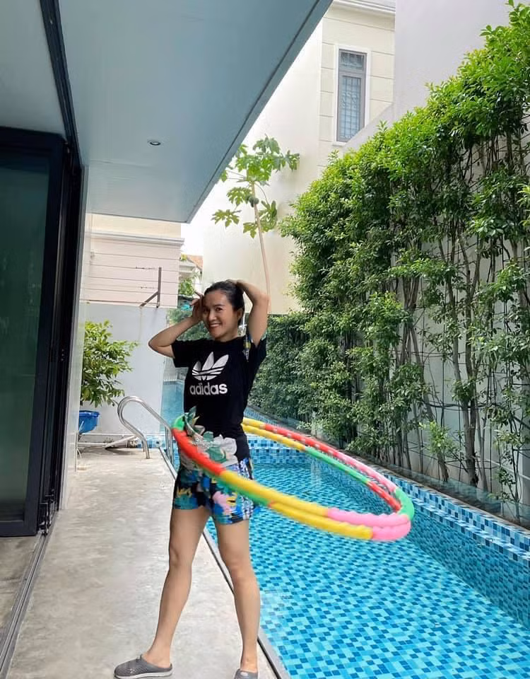 Bên cạnh đó, bà xã Bình Minh còn làm quen với những bài nhảy đơn giản nhưng có công dụng giải phóng hình thể, đốt mỡ thừa. 