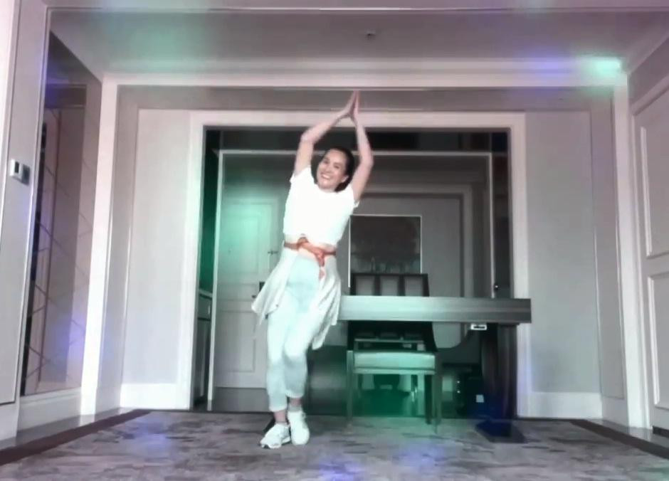 Trong đoạn clip chia sẻ mới đây, đại gia 7X khiến nhiều người thích thú với màn "zẩy đầm" cực vui nhộn, nhí nhảnh, khác với hình ảnh thường thấy.