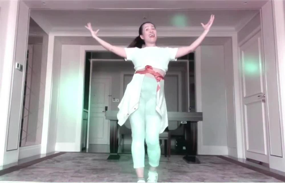 Cũng nhờ vào tập luyện, biết cách chăm sóc bản thân, Anh Thơ được khen ngày càng trẻ đẹp. Trong nhiều hình ảnh gần đây, đại gia 7X còn được khen giữ phong độ ngoại hình tốt hơn ông xã kém tuổi.