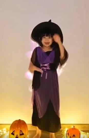 Nhóc tỳ thích thú khi tham gia hóa trang nhiều nhân vật trong lễ hội Halloween tại trường. Đây cũng là cuộc thi giúp bé dạn dĩ và vui vẻ hơn mỗi ngày đến lớp.