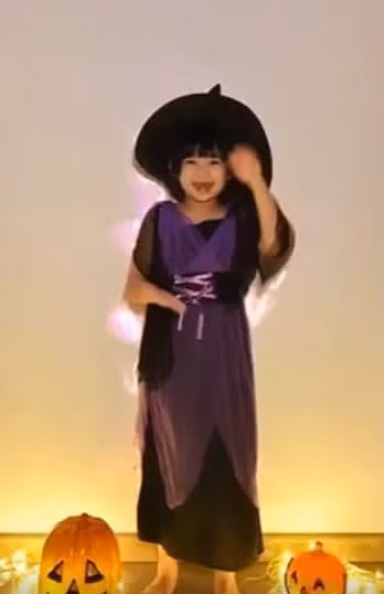 Nhóc tỳ thích thú khi tham gia hóa trang nhiều nhân vật trong lễ hội Halloween tại trường. Đây cũng là cuộc thi giúp bé dạn dĩ và vui vẻ hơn mỗi ngày đến lớp.