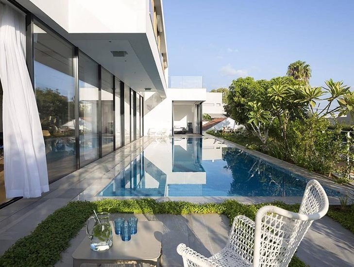 Đây là một trong những mẫu biệt thự khá lý tưởng với cây xanh bao trùm xung quanh giúp thanh lọc không khí, mang gió hướng Đông Nam vào tổng thể giúp không gian sinh hoạt của gia chủ lúc nào cũng thoáng mát, rộng mở. Hồ bơi trải dài theo chiều dọc của căn nhà với mặt nước êm ả hợp phong thủy mang lại tài lộc và sự sung túc cho chủ đầu tư.