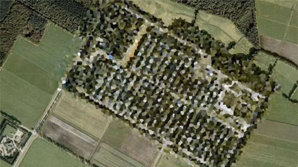 Munitiecomplex, Veenhuizen, Hà Lan. Nhìn từ trên cao, mảnh đất hình vuông này trông như một bức tranh sơn dầu vậy. Nhiều người cho rằng, khu vực này thực chất là kho đạn dược của quân đội Hà Lan và được chính phủ của đất nước cối xay gió giấu đi trên bản đồ.