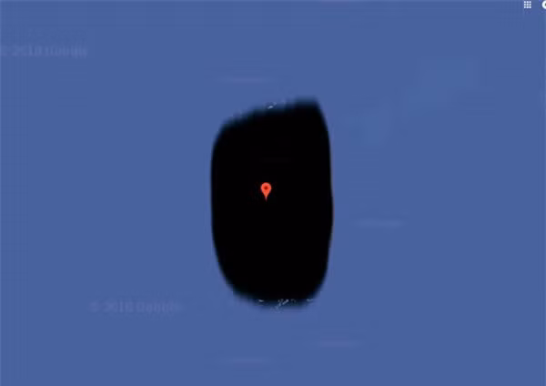 Đảo Jeannette (Nga). Đảo Jeannette khá nhỏ, với chiều dài chỉ đạt khoảng gần 2km, nằm ở phía Đông biển Siberia. Ở trung tâm đảo có một đỉnh núi cao 350m. Gần như toàn bộ đảo thường xuyên bị bao phủ bởi băng. Nhiều ý kiến cho rằng, hòn đảo này bị bôi đen là do khu vực này vẫn đang xảy ra tranh chấp chủ quyền giữa Nga và Mỹ.