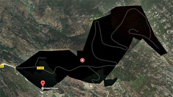 Tỉnh Girona, Tây Ban Nha. Một khối màu đen xuất hiện ở khu vực phía Đông Bắc Girona, một tỉnh của Tây Ban Nha. Xung quanh khu vực này không có gì nổi bật. Tuy nhiên, nằm trong khoảng đen đó có một khách sạn mang tên là Roses. Nhiều đồn đoán cho rằng, khách sạn này chính là một khu nghỉ dưỡng của giới nhà giàu, người nổi tiếng. Vì vậy, đã có sự can thiệp để nó bị che đi, tránh ánh mắt tò mò của người ngoài.