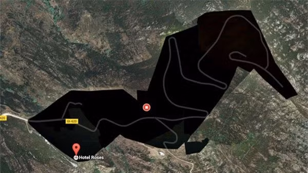 Tỉnh Girona, Tây Ban Nha. Một khối màu đen xuất hiện ở khu vực phía Đông Bắc Girona, một tỉnh của Tây Ban Nha. Xung quanh khu vực này không có gì nổi bật. Tuy nhiên, nằm trong khoảng đen đó có một khách sạn mang tên là Roses. Nhiều đồn đoán cho rằng, khách sạn này chính là một khu nghỉ dưỡng của giới nhà giàu, người nổi tiếng. Vì vậy, đã có sự can thiệp để nó bị che đi, tránh ánh mắt tò mò của người ngoài.