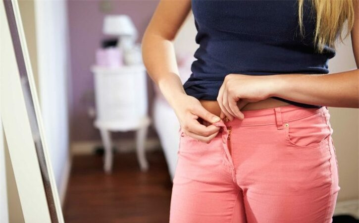 Cân nặng thay đổi đột ngột: Sự căng thẳng kích thích giải phóng hormone cortisol, làm giảm khả năng chuyển hóa lượng đường trong máu và thay đổi cách thức chuyển hóa chất béo, đạm, carbs dẫn đến việc ăn uống quá độ hoặc bỏ ăn, khiến trọng lượng thay đổi liên tục.