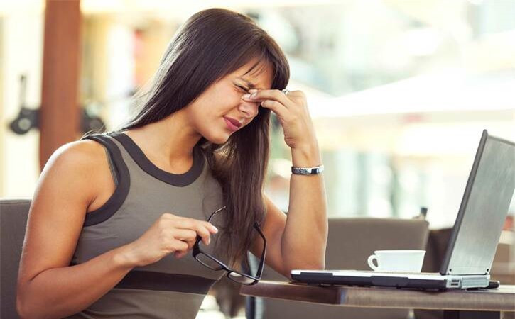 Nhức đầu liên tục: Căng thẳng làm giải phóng các hóa chất dẫn đến sự thay đổi hoạt động của hệ thần kinh và mạch máu trong não, gây ra đau đầu.