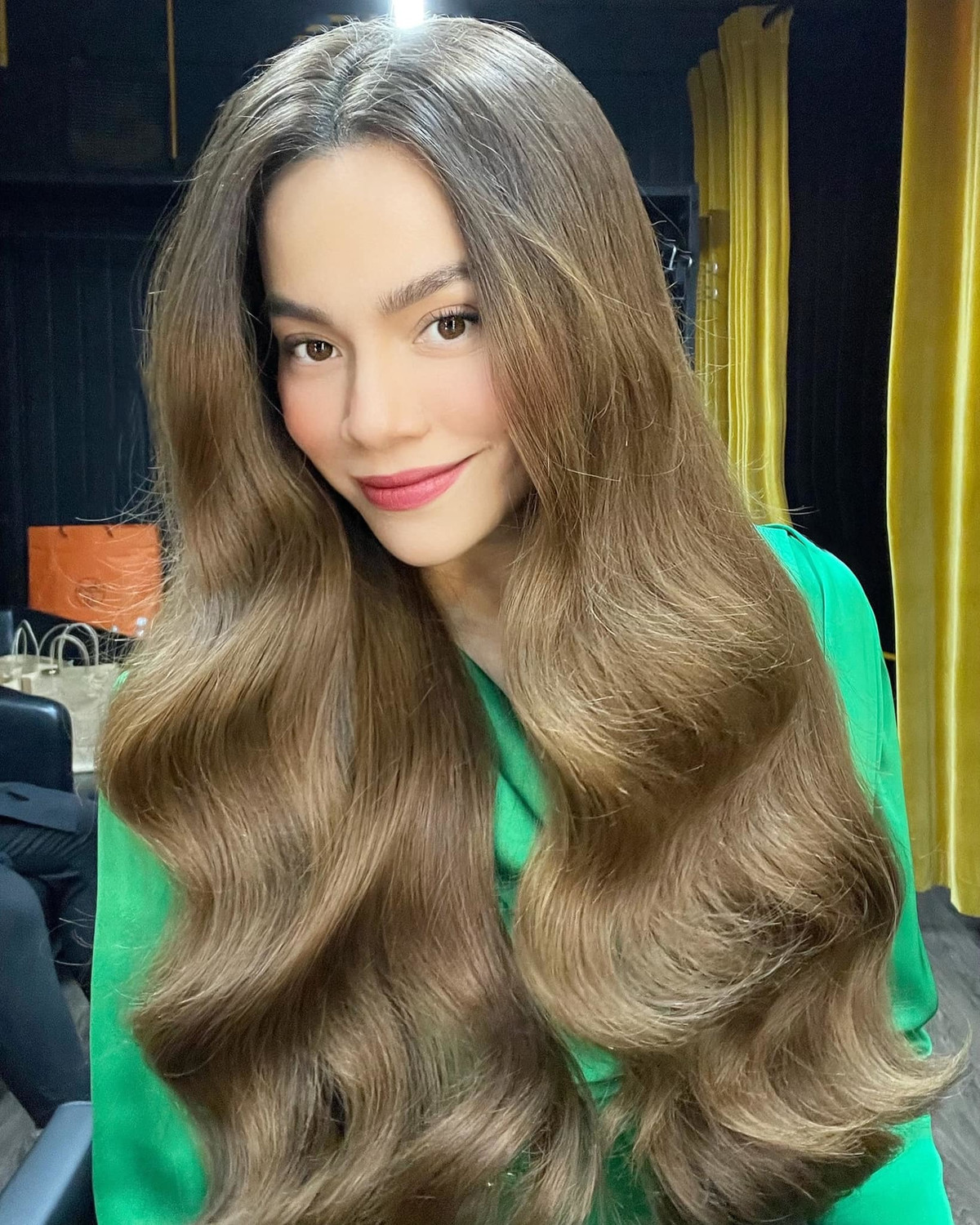 Hồ Ngọc Hà khoe tóc bồng bềnh sau mùa dịch.