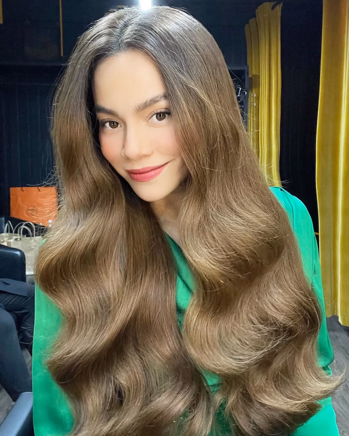 Hồ Ngọc Hà khoe tóc bồng bềnh sau mùa dịch.