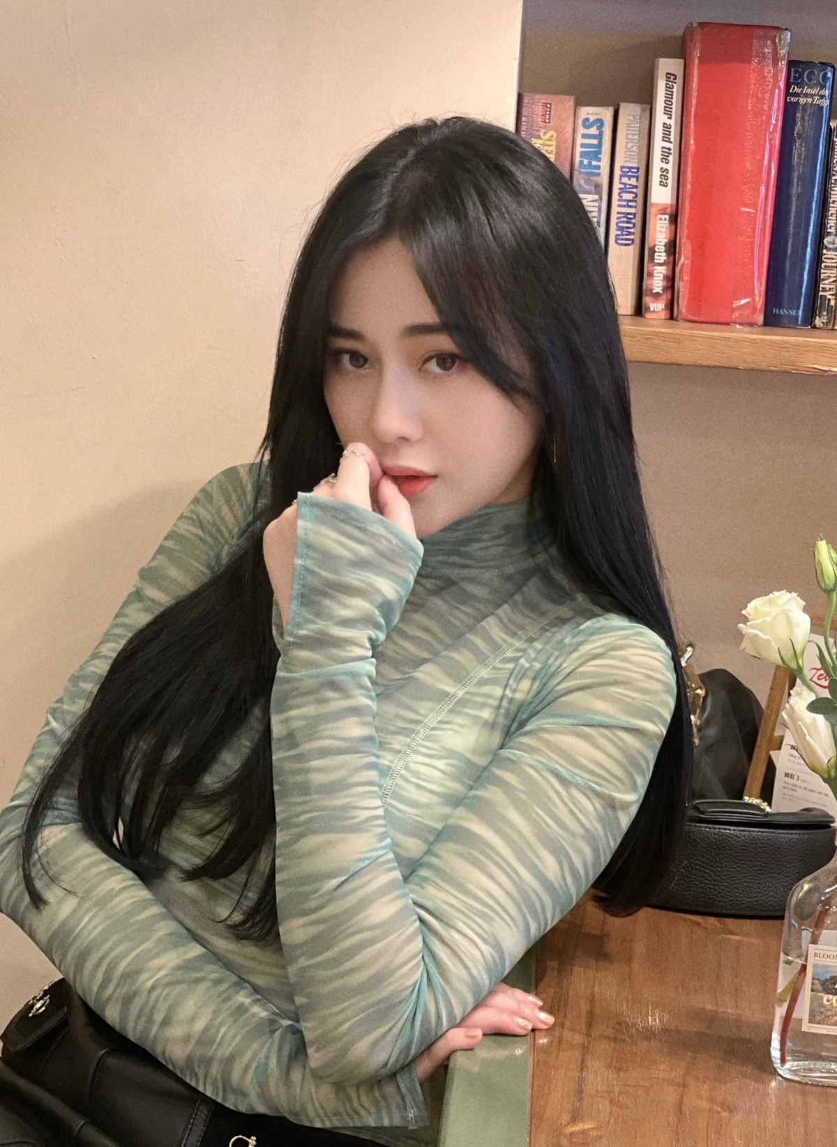 Diễn viên Phương Oanh trẻ trung với mái tóc đen, dài.