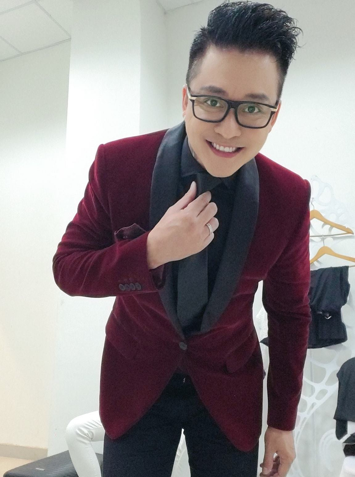 Tuấn Hưng đăng ảnh đi diễn ở Quy Nhơn và hỏi khán giả: ''Các bạn có nhớ mình không?''.