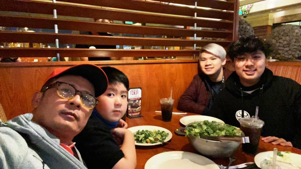 Bằng Kiều đưa các con đi ăn.