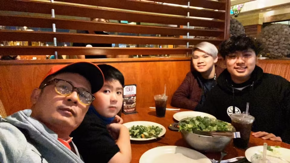 Bằng Kiều đưa các con đi ăn.