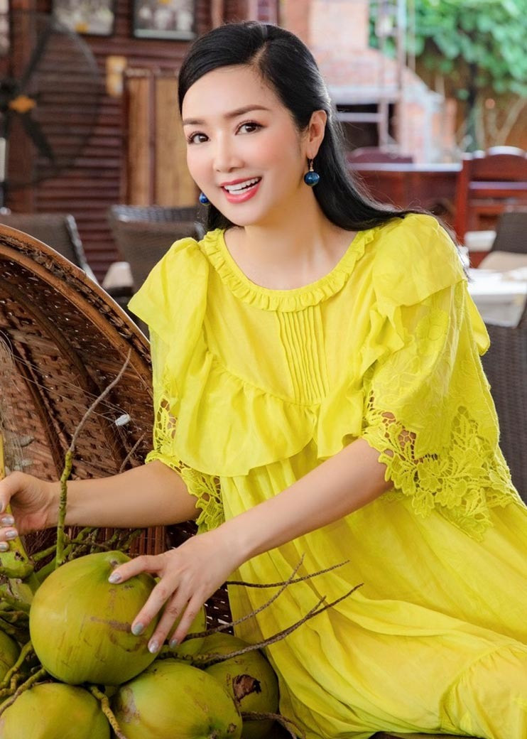 Cô thường được nhận xét là nhan sắc không có sự chênh lệch nhiều khi sánh đôi cùng con gái Anh Sa sinh năm 1994. Chia sẻ với truyền thông, hoa hậu Giáng My tiết lộ bí quyết đẹp không tuổi là mỗi ngày chọn cho mình một niềm vui, sống thanh thản và hạnh phúc. Nuôi dưỡng tinh thần là chìa khóa giúp cô luôn rạng rỡ.