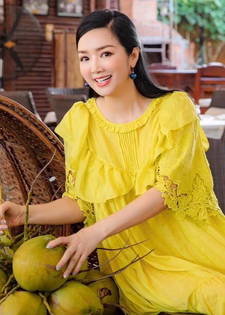 Cô thường được nhận xét là nhan sắc không có sự chênh lệch nhiều khi sánh đôi cùng con gái Anh Sa sinh năm 1994. Chia sẻ với truyền thông, hoa hậu Giáng My tiết lộ bí quyết đẹp không tuổi là mỗi ngày chọn cho mình một niềm vui, sống thanh thản và hạnh phúc. Nuôi dưỡng tinh thần là chìa khóa giúp cô luôn rạng rỡ.