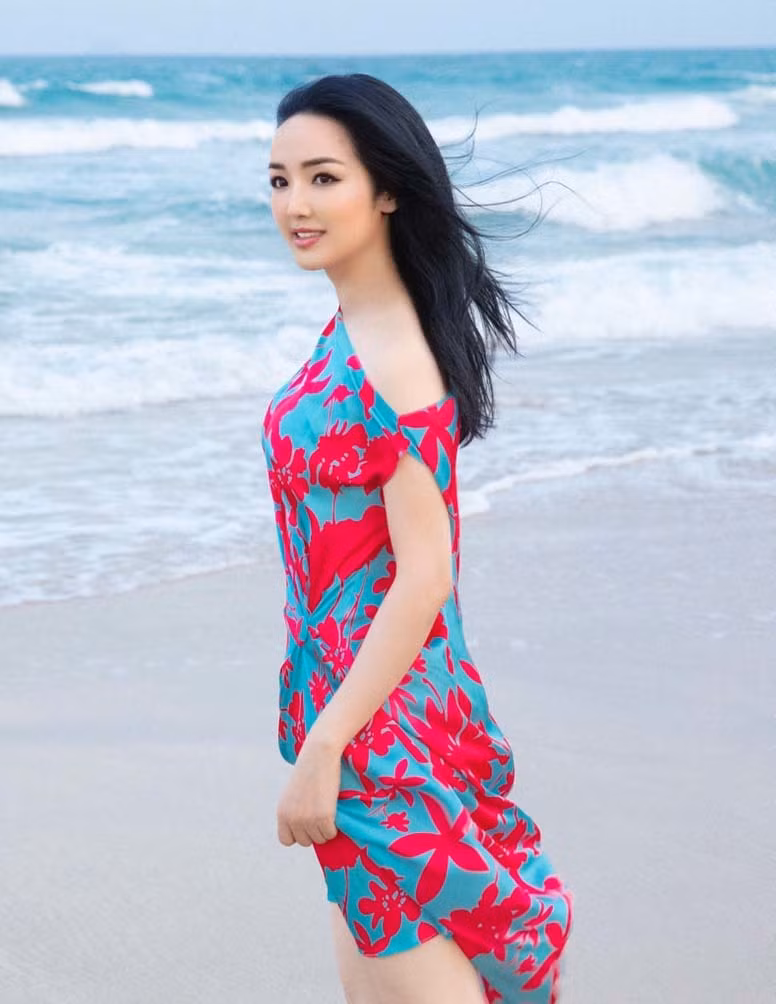 Cô chọn cuộc sống êm đềm, ít hoạt động nghệ thuật, trang Facebook cá nhân là nơi hoa hậu tương tác với các fan. Cô thường xuyên chia sẻ hình ảnh về những chuyến đi du lịch, nghỉ dưỡng.