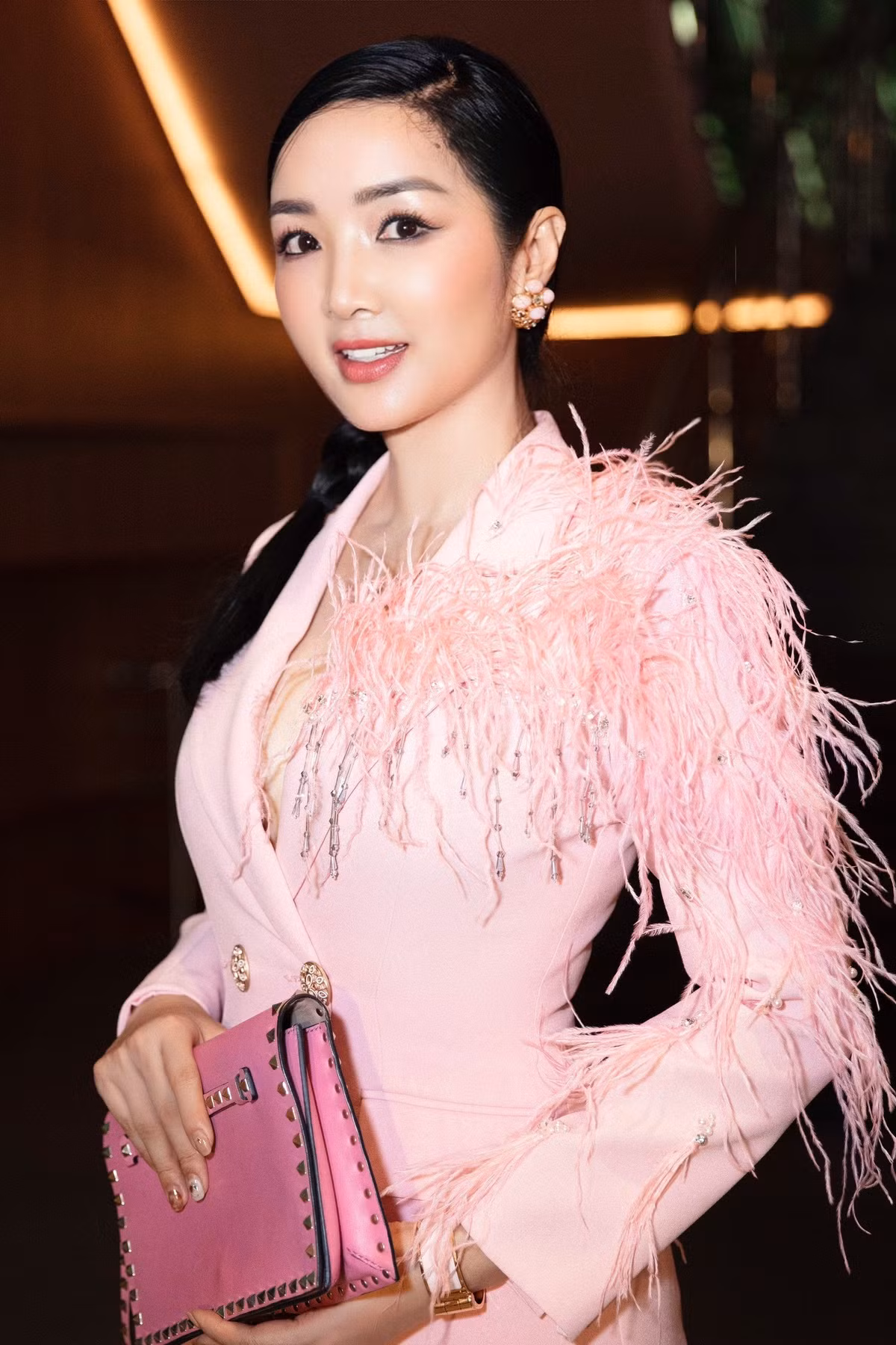 Giáng My đang ở ngưỡng đẹp nhất của người phụ nữ với sự sang trọng quý phái đầy viên mãn, dù xuất hiện với style nào thì cô cũng luôn khiến người đối diện khó rời mắt bởi sự trẻ trung của mình.