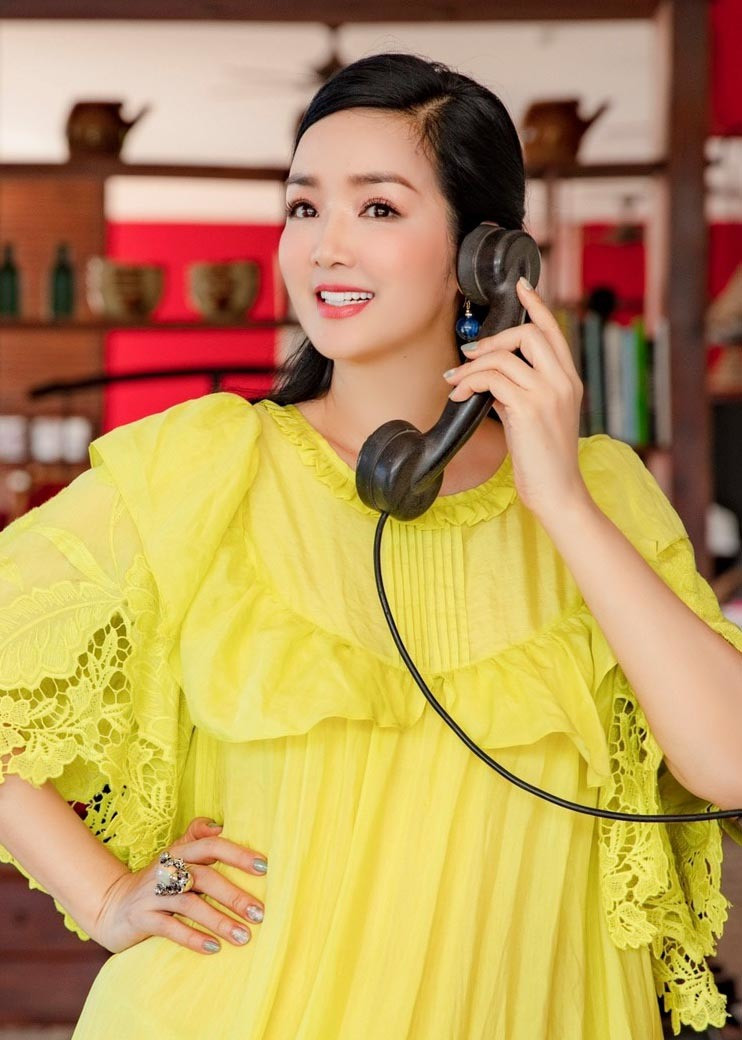 Hiện Giáng My đã bước sang tuổi 50 nhưng vẫn khiến công chúng ngỡ ngàng vì thần thái trẻ trung, phong cách thời trang đa dạng. Cô được mọi người ưu ái gọi là 'hoa hậu không tuổi'.