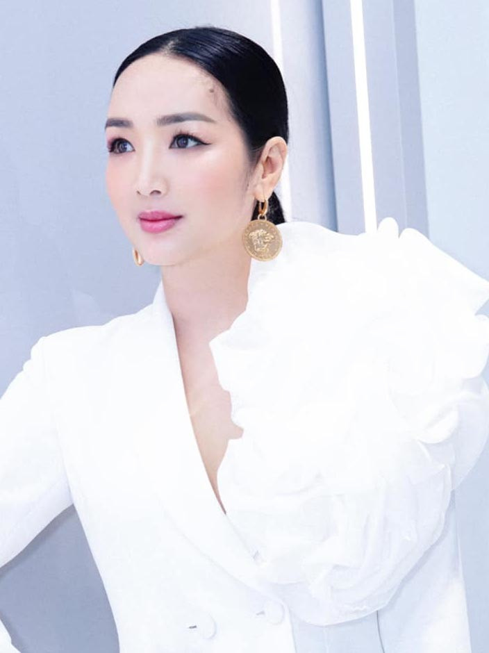 Gout thời trang của Giáng My thay đổi linh hoạt. Cô thường lựa chọn trang phục có gam màu rực rỡ để tôn lên sắc vóc tươi trẻ.