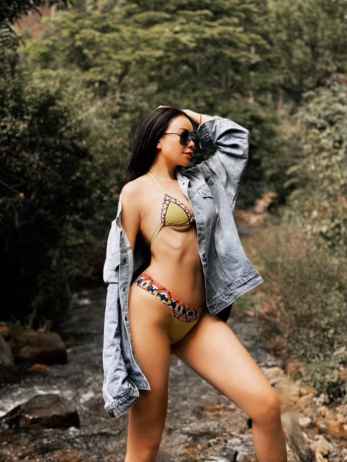 Trà Ngọc Hằng khoe hình thể chuẩn giữa thiên nhiên hoang vắng.