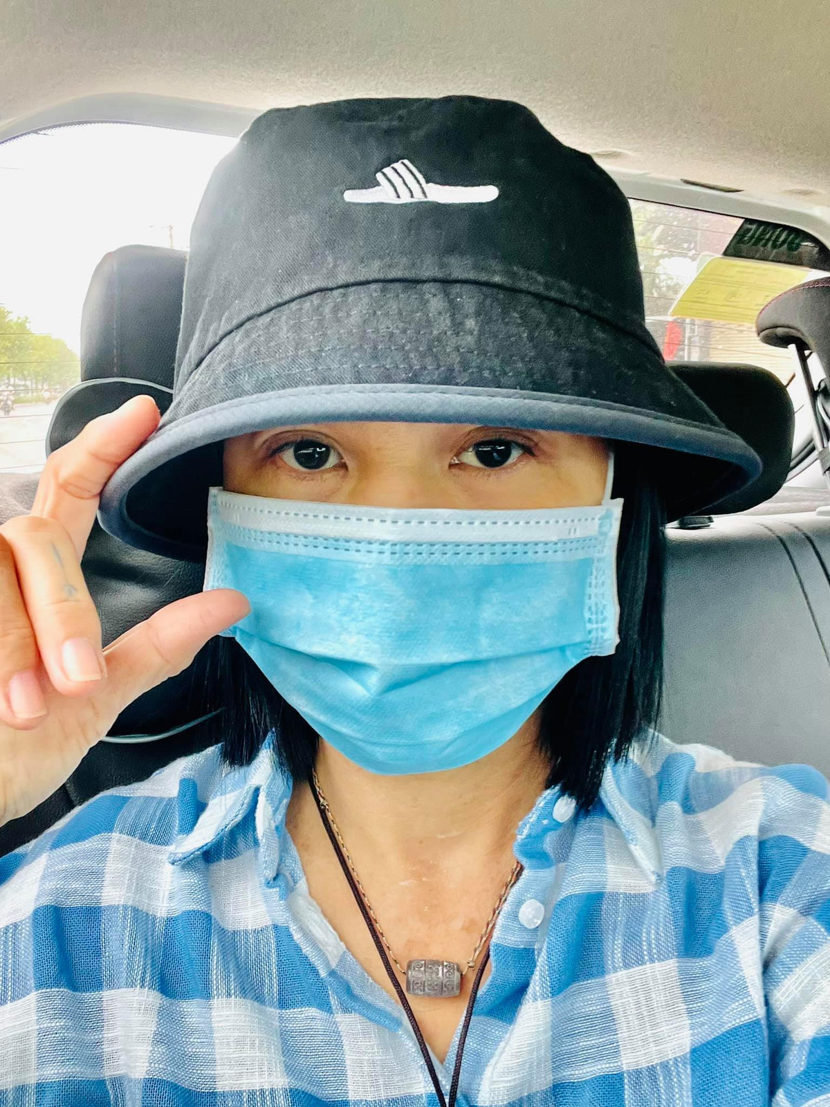 Cát Phượng lau chùi dọn dẹp nhà cửa liên tục 2 ngày lễ. Cô kể: "Không biết ai sao tôi khi rảnh rất thích vào bếp nấu nướng, đặc biệt rất thích lau chùi toilet".