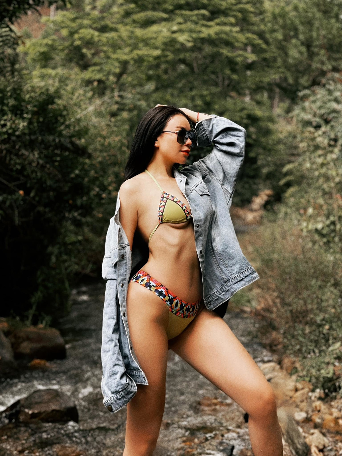 Trà Ngọc Hằng khoe hình thể chuẩn giữa thiên nhiên hoang vắng.