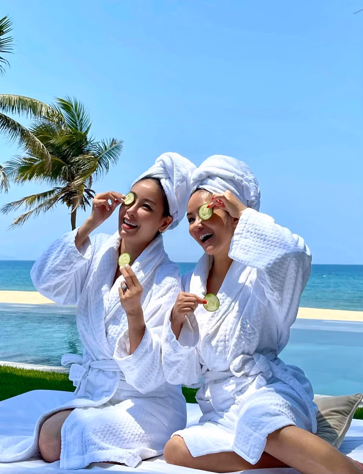 Diva Hồng Nhung cùng các con và hội bạn thân đang tận hưởng những ngày lễ thư giãn ở resort.
