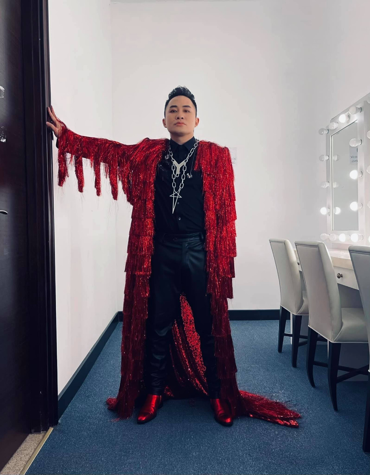 Tùng Dương đi diễn với phong cách thời trang "không đụng hàng" quen thuộc.