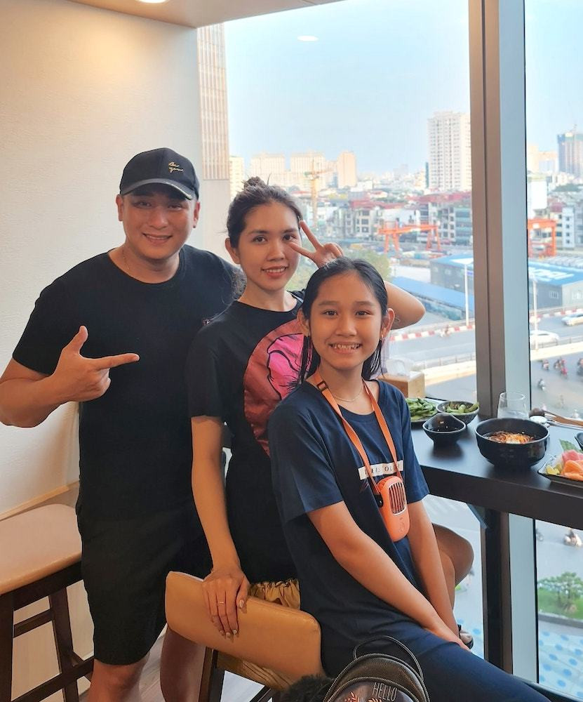 Dương Phạm - vợ Minh Tiệp viết: ''Bạn Kingkong yêu cầu ở nhà và hủy hết các chuyến đi vì COVID và cộng đồng. Mình bảo: "Trưa nay vợ muốn ngồi trên cao ngắm chim, nhưng lại ăn con gì dưới biển". Đề bài khó thế mà cuối cùng lão ý cũng nghĩ được ra chỗ này và lôi hai con vịt lên đây''.