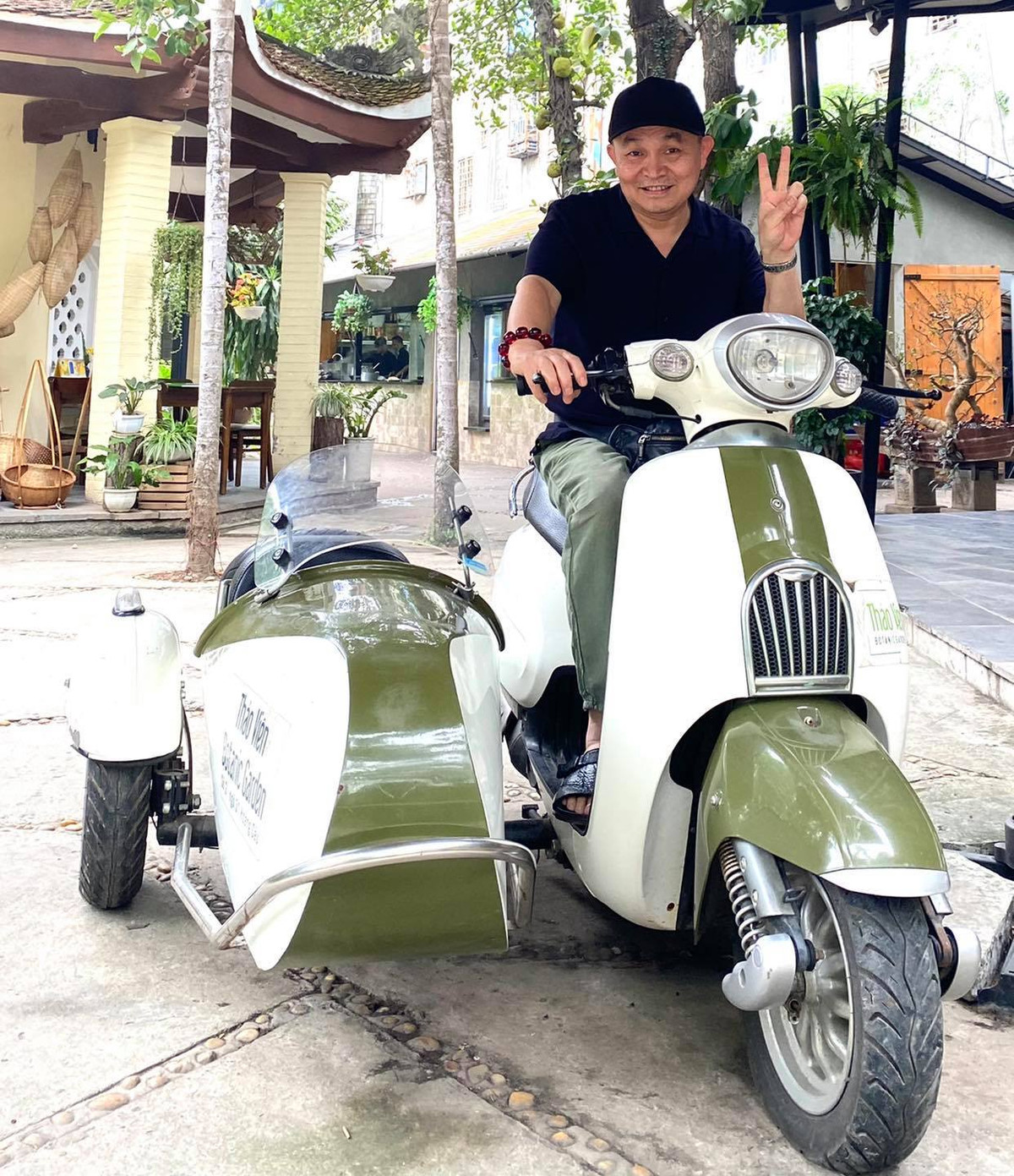 Sao việt hôm nay 2/5: Nghệ sĩ Xuân Hinh khoe xe "độc" dí dỏm: "Không chê anh nghèo thì lên xe anh đèo".