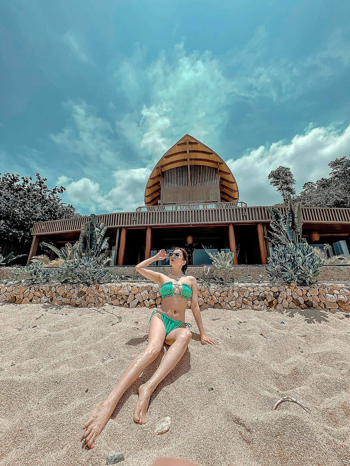 Bị khán giả nghi chỉnh sửa ảnh kéo chân dài, Lệ Quyên đáp trả thâm thúy: "Tiếc là mình không có điều kiện tặng cho ai chưa có điện thoại chụp góc rộng để thử. Mình chỉ tự sắm được để dùng thôi".