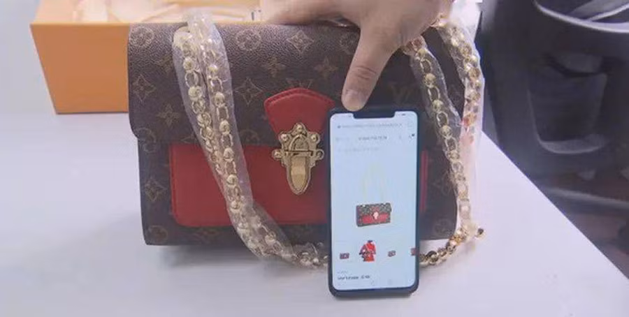 "Đẳng cấp" làm hàng nhái: Túi LV giả có chip NFC chống hàng giả ảnh 2