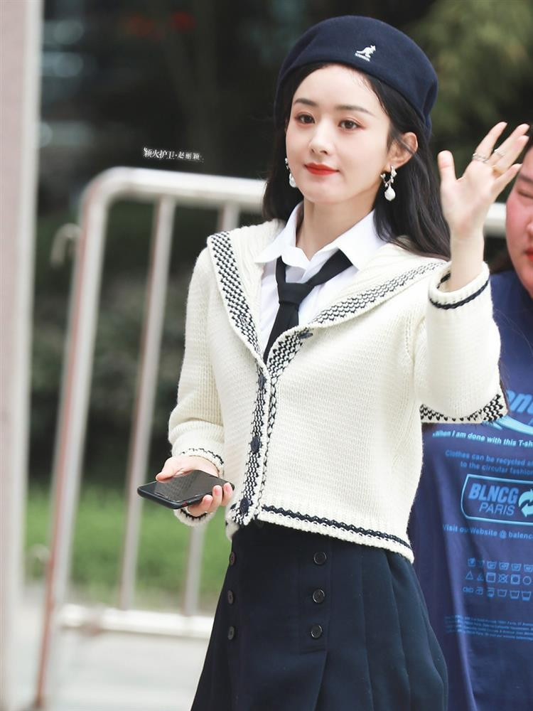 Vẻ ngoài trẻ đẹp đã giúp ngôi sao Sở Kiều Truyện lọt vào top tìm kiếm nhiều nhất. Không ít cư dân mạng bày tỏ ghen tị và khen ngợi nhan sắc ngày càng "lão hóa ngược" của Triệu Lệ Dĩnh.