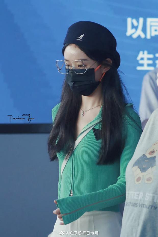 Sau khi ly hôn Phùng Thiệu Phong, nữ diễn viên vướng nhiều thị phi song luôn giữ im lặng. Triệu Lệ Dĩnh được cho là người khá kín đáo trong chuyện đời tư, tránh nhắc tới chồng cũ.