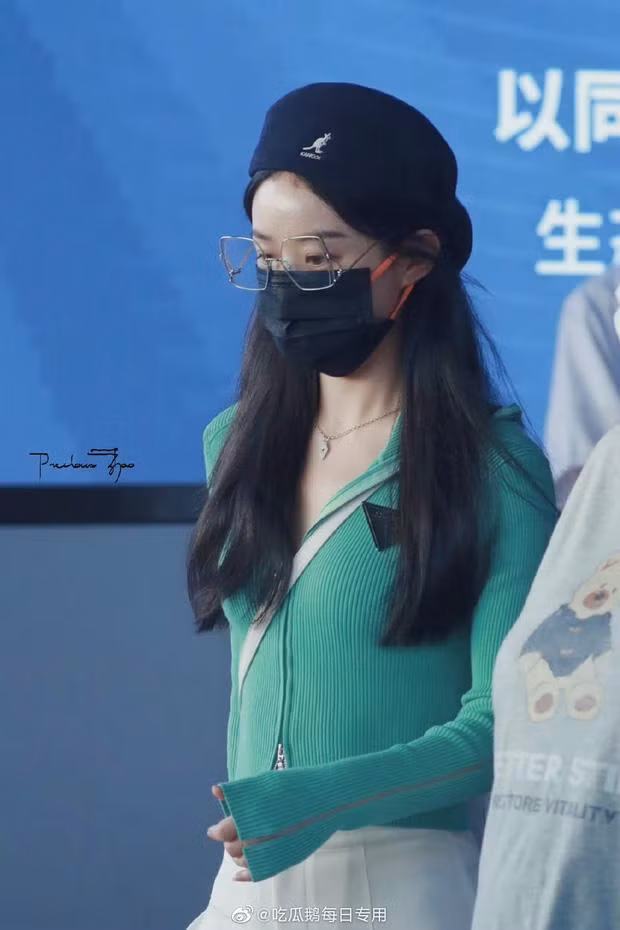 Sau khi ly hôn Phùng Thiệu Phong, nữ diễn viên vướng nhiều thị phi song luôn giữ im lặng. Triệu Lệ Dĩnh được cho là người khá kín đáo trong chuyện đời tư, tránh nhắc tới chồng cũ.