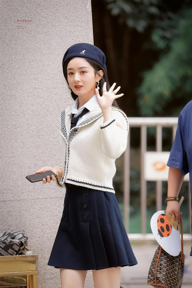 Người đẹp 33 tuổi có nhiều thay đổi tích cực trong phong cách thời trang. 