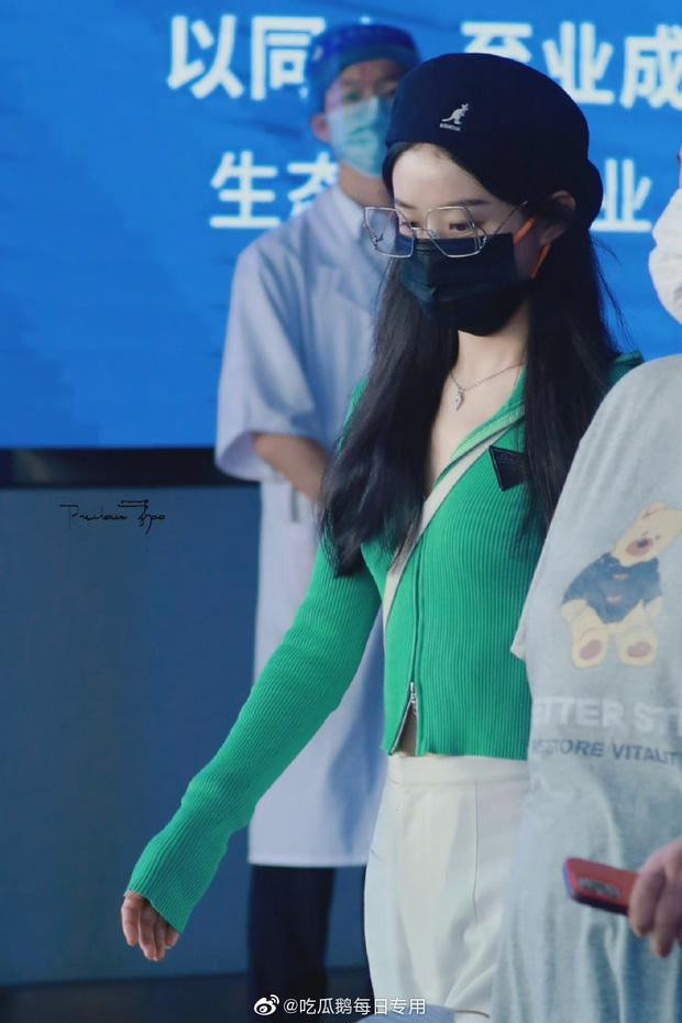 Trước đó, Triệu Lệ Dĩnh xuất hiện tại sân bay với gương mặt mệt mỏi, đôi mắt sưng húp. Có nhiều tin đồn xung quanh việc ly hôn Phùng Thiệu Phong khiến nữ diễn viên suy sụp. Tuy nhiên theo như người hâm mộ khẳng định, Triệu Lệ Dĩnh chỉ cảm thấy mệt mỏi do lịch trình công việc dày đặc thời gian gần đây.