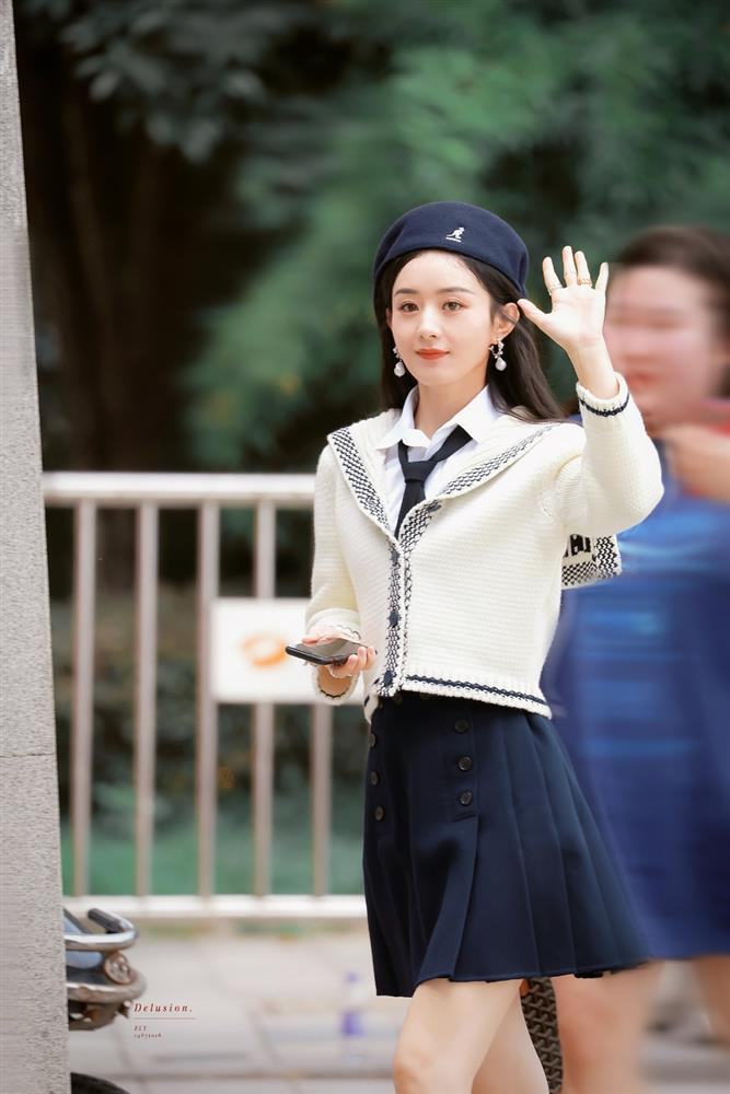 Mới đây, Triệu Lệ Dĩnh thu hút nhiều sự chú ý khi đến tham gia ghi hình chương trình Khoái Lạc Đại Bản Doanh. Nữ diễn viên lựa chọn sơ mi trắng kèm áo khoác lửng, chân váy xếp ly ngắn, trông trẻ trung như thiếu nữ.