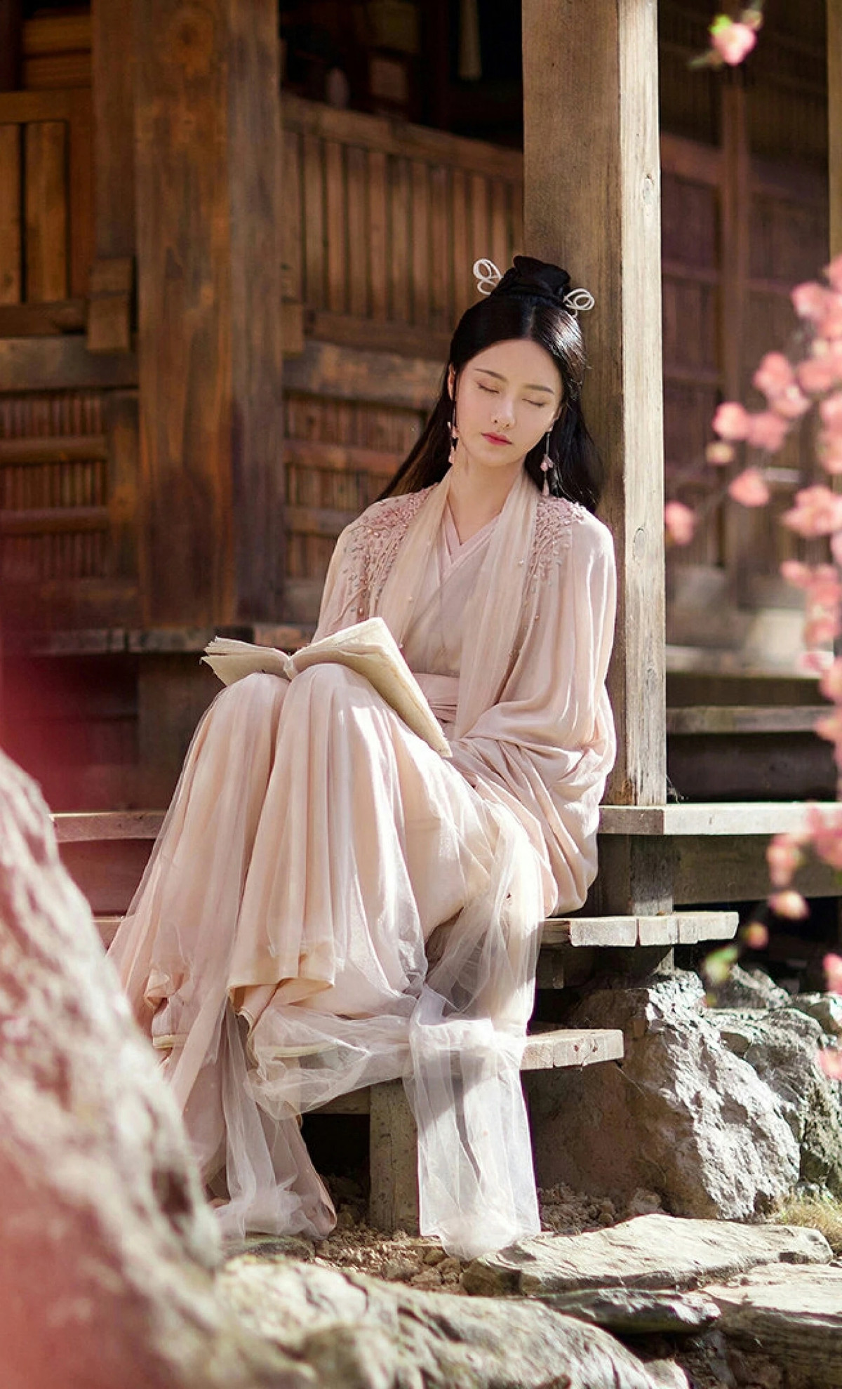 Tieu thu khue cac tro thanh sung phi, bi vu oan dung 